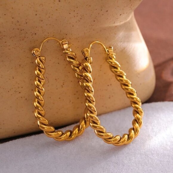 Jewelry - 💛Gold plated twist huggie earrings